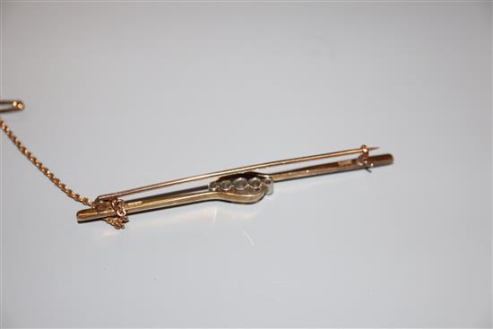 An early 20th century 15ct and graduated five stone diamond set bar brooch, 76mm, gross weight 5.7 grams.